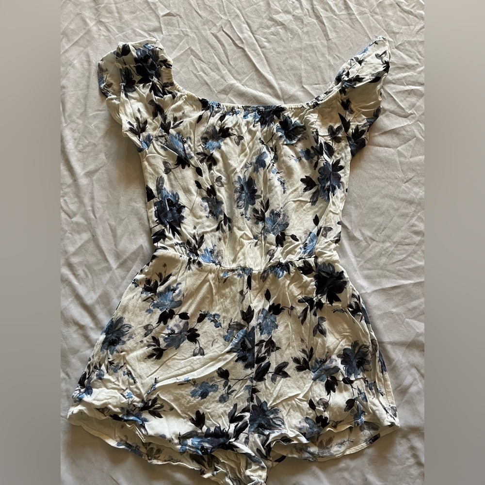 Floral white pacsun romper size Small